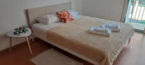 Postel nebo postele na pokoji v ubytování Mimosa flat City Cente 2bdr