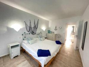Ένα ή περισσότερα κρεβάτια σε δωμάτιο στο Brut - Apartamento con piscina +20 φωτογραφίες