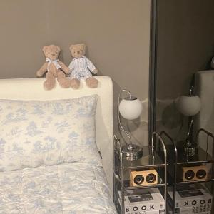 twee teddyberen op een bed bij SE1 3DH in Busan