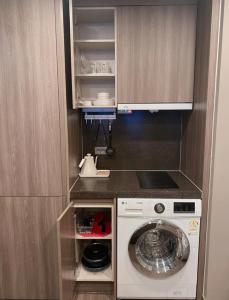 een keuken met een wasmachine bij SE1 3DH in Busan