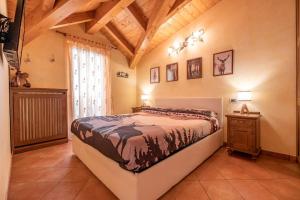 a bedroom with a bed and a wooden ceiling at Happy Guest Apartments - Alpin Charme Colere in Colere