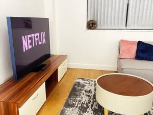 a living room with a tv and a couch at Relax in this cosy Haven near Glenfield and Royal Infirmary Hospitals in Leicester