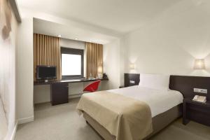Postel nebo postele na pokoji v ubytování Ramada Plaza by Wyndham Bucharest Convention Center
