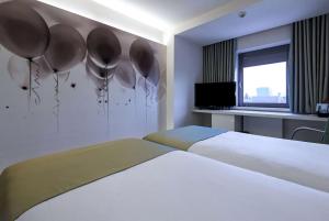 Postel nebo postele na pokoji v ubytování Ramada Plaza by Wyndham Bucharest Convention Center