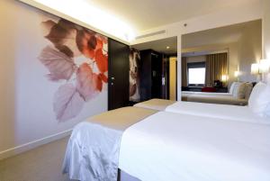 Postel nebo postele na pokoji v ubytování Ramada Plaza by Wyndham Bucharest Convention Center