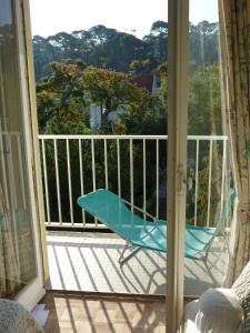 een blauwe stoel op een balkon met uitzicht bij T3 Sur plage Pereire première ligne in Arcachon