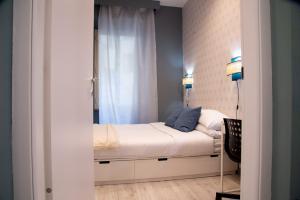 Dormitorio pequeño con cama y ventana en Arezzo 38, en Roma