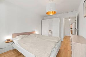 biała sypialnia z dużym białym łóżkiem w obiekcie Appartement calme et accueillant à Charmey w mieście Charmey