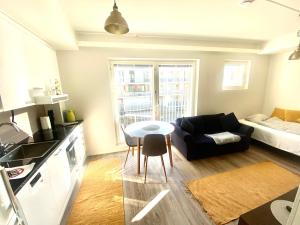ein Wohnzimmer mit einem Tisch und einem Sofa in der Unterkunft DP Apartments Vaasa in Vaasa