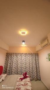 Cette chambre comprend un lit avec un archet rose. dans l'établissement HB1511-Cyberjaya-Netflix-Wifi-Parking-Pool , 3089, à Cyberjaya