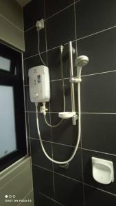 eine Dusche im Bad mit Urinal in der Unterkunft HB1511-Cyberjaya-Netflix-Wifi-Parking-Pool , 3089 in Cyberjaya