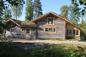 an old wooden house with a grass roof at Valonranta Cottage in Saarijärvi