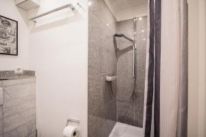 un bagno con doccia con porta in vetro di Kompass Sylt a Westerland Altre 18 foto