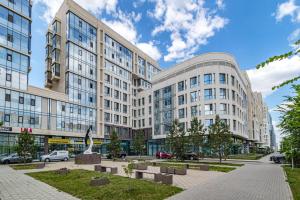 twee gebouwen met een standbeeld in het midden van een straat bij Apartment Lux 177 A, ЭКСПО, Mega Silky Way in Astana