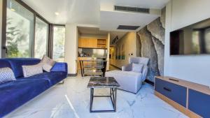 un soggiorno con divano blu e tavolo di Yalikavak Twin Villa a Bodrum City
