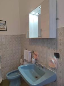 ein Badezimmer mit einem Waschbecken, einem WC und einem Spiegel in der Unterkunft Lomello_Free Wi-Fi_Netflix in Lomello