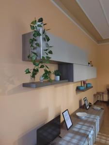 ein Wohnzimmer mit einem Tisch und einer Pflanze an der Wand in der Unterkunft Lomello_Free Wi-Fi_Netflix in Lomello