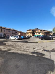 een parkeerplaats met veel auto's geparkeerd bij Lomello_Free Wi-Fi_Netflix in Lomello
