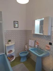 ein Badezimmer mit einem blauen WC und einem Waschbecken in der Unterkunft Lomello_Free Wi-Fi_Netflix in Lomello