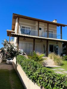 Villa con jardín frente a ella en Santinho Ocean View House, en Florianópolis