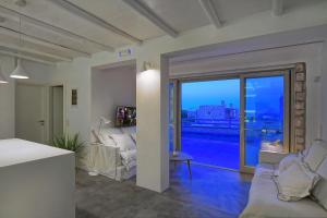 ein Wohnzimmer mit Couch und großem Fenster in der Unterkunft Vista Mare Villas in Xerokampos