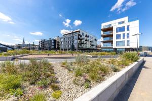 vistas a una ciudad con edificios y plantas en Sea View Family Apt in Unique Kalaranna District en Tallin