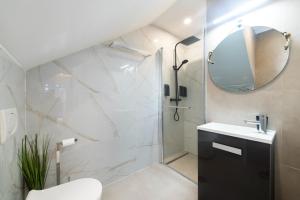 Bilik mandi di LUXURY APARTMENT JACUZZi +12 gambar
