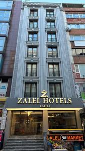 un bâtiment avec un panneau indiquant un hôtel dans l'établissement Zalel Hotels Laleli, à Istanbul