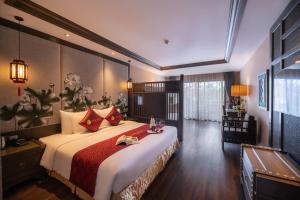 Postel nebo postele na pokoji v ubytování Lotus Aroma Sapa Hotel