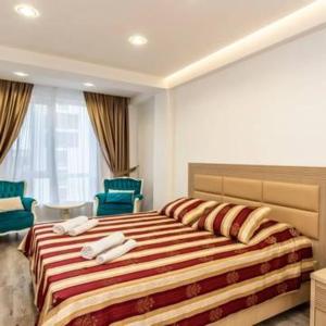 - une chambre avec un grand lit et 2 serviettes dans l'établissement Star Rent Decebal 99H, à Chişinău