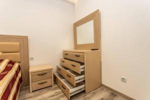 - une chambre avec une commode et un miroir dans l'établissement Star Rent Decebal 99H, à Chişinău