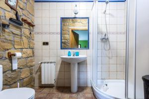 a bathroom with a sink and a mirror and a tub at PERRATZU LANDARBIDE-Ideal parejas in Aia