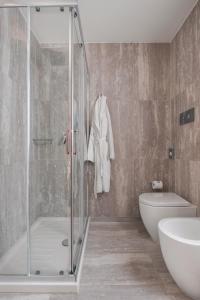 y baño con ducha, aseo y lavamanos. en Palazzo Sovrana, en Palermo