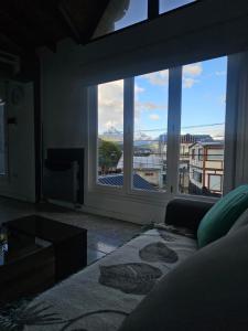 een woonkamer met een groot raam met uitzicht bij El Condor Fueguino in Ushuaia