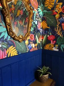 pared azul con espejo y maceta en Havana House - Luxury Property Near Harbour en Weymouth