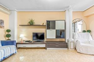 salon z telewizorem i kanapą w obiekcie Sunflower Alhambra w mieście Santa Pola +11 zdjęć