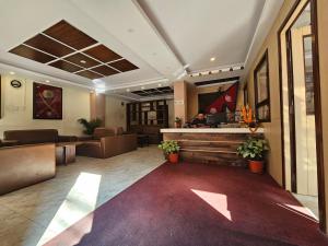 eine Lobby eines Hotels mit einer Bar in der Mitte in der Unterkunft Pashupati View Hotel in Kathmandu