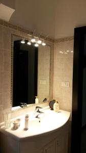 a bathroom with a sink and a large mirror at Appartamento Cavour 15 in Bogliasco