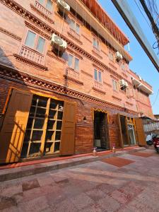 - un bâtiment en briques avec des fenêtres et des portes donnant sur une rue dans l'établissement Pashupati View Hotel, à Katmandou