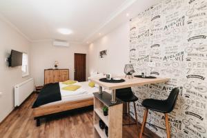 Televízia a/alebo spoločenská miestnosť v ubytovaní Oliver Apartman