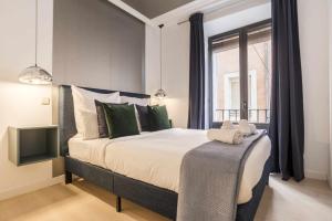 A bed or beds in a room at Royal Palace by SkyKey