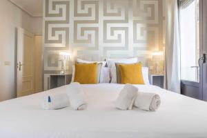 A bed or beds in a room at Royal Palace by SkyKey