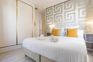 A bed or beds in a room at Royal Palace by SkyKey
