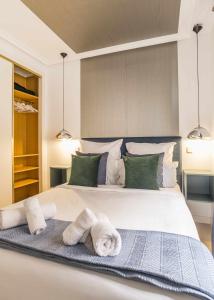 A bed or beds in a room at Royal Palace by SkyKey