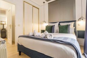A bed or beds in a room at Royal Palace by SkyKey