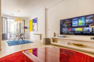 A television and/or entertainment centre at Royal Palace by SkyKey