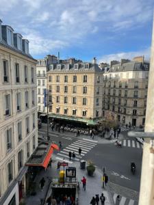 Élégant appartement Paris 6ème في باريس: مجموعة من الناس يتجولون في شارع المدينة