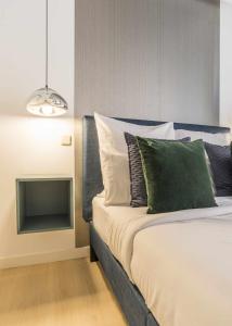 A bed or beds in a room at Royal Palace by SkyKey
