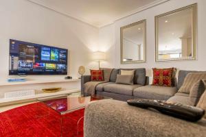 A television and/or entertainment centre at Royal Palace by SkyKey