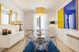 A television and/or entertainment centre at Royal Palace by SkyKey